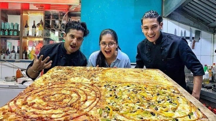 ३४ इंचाचा पिझ्झा एका तासात संपवा आणि ३४ हजार रुपये बक्षीस घ्या !!