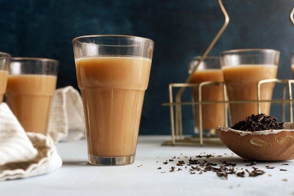 चहाला 'टी किंवा 'चा' या दोन नावांनीच का ओळखतात? वाचा चहाच्या इतिहासाची गोष्ट!!