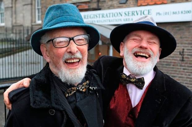 ते ‘त्यातले’ नाहीत, पण या दोन पुरुषांनी एकमेकांशी लग्न केलं !!