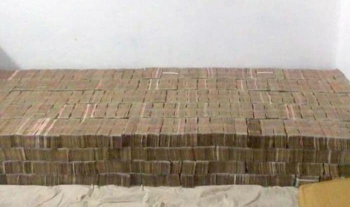 जुन्या नोटांचा खजिना बघितला का? रक्कम बघून चक्कर येईल राव !!