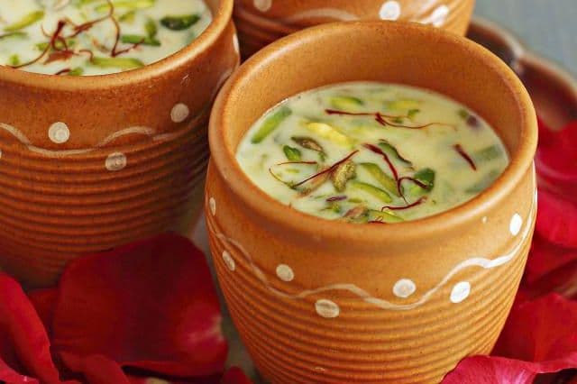 होळी स्पेशल : थंडाई बनवण्याची रेसिपी बघून घ्या राव !!