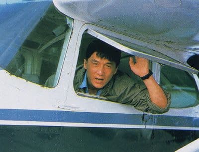 १३. त्यानं चक्क विमानातून उडी मारली आणि तो हॉट एअर बलूनवर पडला.