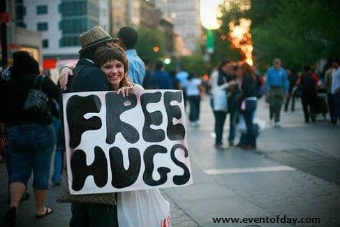 मिठी मारण्याचे शास्त्र आणि इतिहास !!