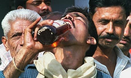 २. पिणारे टल्ली होण्यासाठीच पितात म्हणून दारुच्या अंमलाखाली होणार्या गुन्ह्यांची संख्या वाढते आहे.