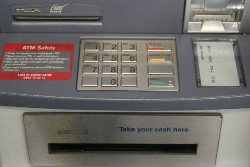 ३. माहिती सोबत तुमचा पिन नंबर सुद्धा गरजेचा असतो. त्यासाठी किपॅडच्या वर कॅमेरा बसवला जातो. पिन नंबर टाईप केल्यावर लगेचच कॅमेरा तो पिन कैद करतो.