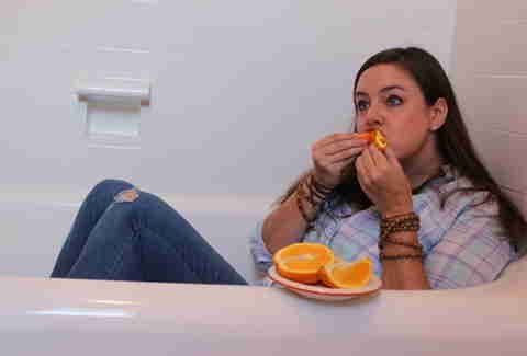 ७. कॅलिफोर्निया भागात बाथटबमध्ये बसून संत्री खाणे बेकायदेशीर आहे.