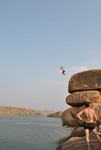 ५. क्लिफ जम्पिंग