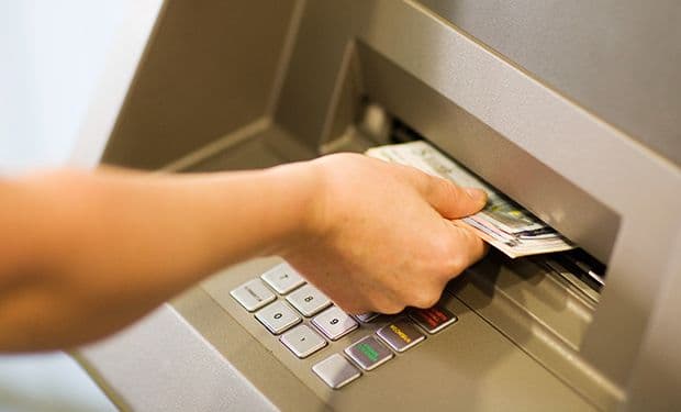 ATM वर डल्ला मारण्याची चोराची जगावेगळी पद्धत...पाहा बरं काय केलंय त्याने !!