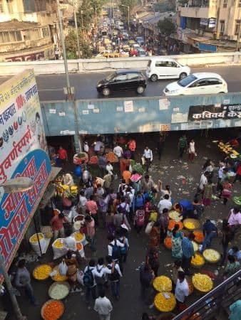 ६. दादरच्या फुल बाजारातील पादचारी पूल.