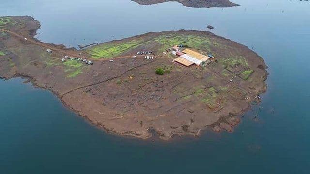 हे गाव वर्षातून एकदाच पाण्याबाहेर येतं ? काय आहे या गावाचं रहस्य ?