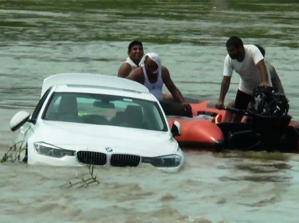 बापाकडून मिळालेली नवी कोरी BMW त्याने नदीत का ढकलली ??