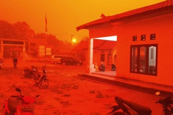 इंडोनेशियातील आकाश लालभडक कसे झाले ? हा फोटो किती, खरा किती खोटा ?