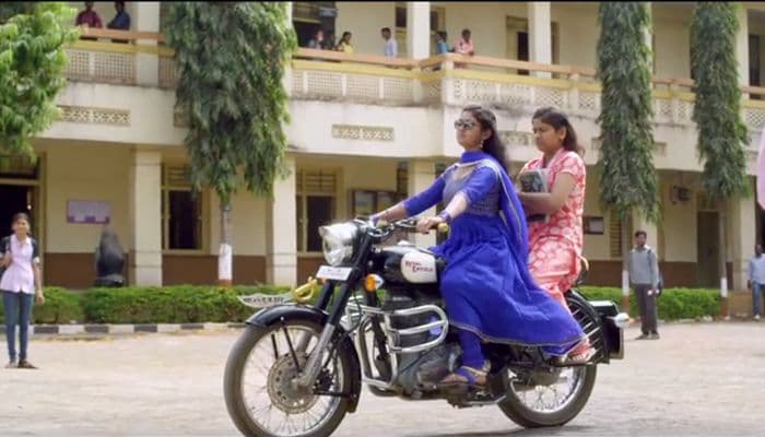 स्कार्फ तोंडाला , किक मारी होंडाला, जोमात चाललीया.. गाडी बुंग बुंग बुंगाट....