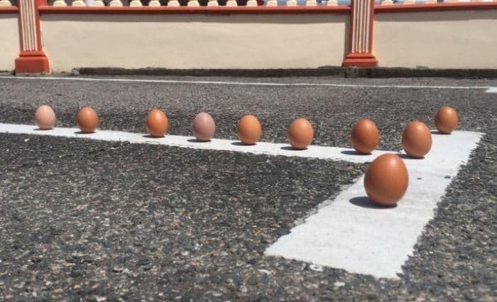 मलेशियातले लोक ग्रहणाच्यावेळी रस्त्यावर अंडं का ठेवत होते ? ग्रहणाचा आणि अंड्याचा काय संबंध आहे ?