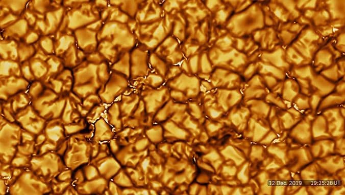 ९ कोटी मैलांवरून घेतलाय सूर्याचा एकदम क्लिअर फोटो. पाहा बरं नक्की कसा दिसतो तो!