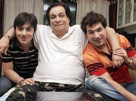 ८. 'नवाबी शराबी' हा चित्रपट एका खाऊन 'पिऊन' धमाल करणार्या एका कुटुंबावर आधारीत होता. असे पैसे उधळल्यावर एका रुपयावर रात्र काढायची पाळी त्यांच्यावर येते अशी कथेची मूळ कल्पना होती. या चित्रपटातून कादर खान यांचा मुलगा शाहनवाझ याचे पदार्पण झाले होते.