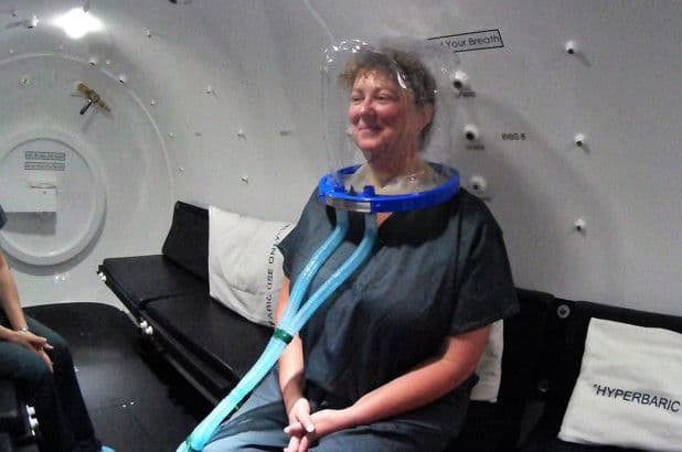 व्हेंटिलेटरला पर्याय म्हणून चक्क हेल्मेटचा वापर होतोय? हे 'ओव्हरव्हेल्म्ड' आहे तरी काय?