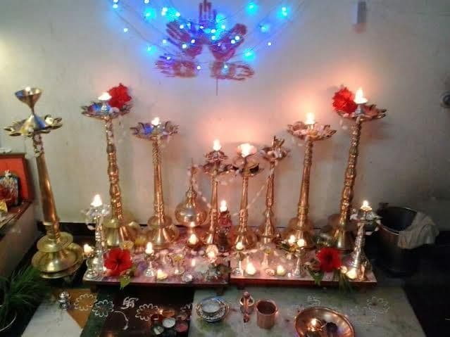 दिनविशेष : जाणून घ्या दिव्याची पूजा कशी करावी, प्रार्थना आणि कहाणीसुद्धा!!