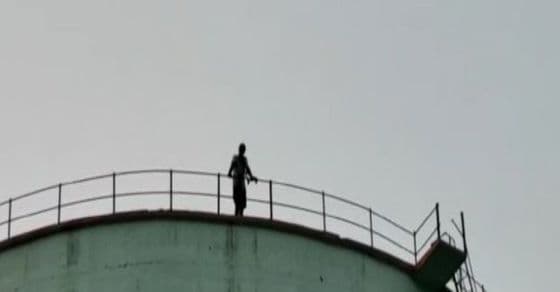 ४० दिवसांनंतर प्यायलेला वीरू, त्याची बसंती आणि पाण्याची टाकी... तुम्हांला काय वाटतं, पुढे काय झालं असेल??