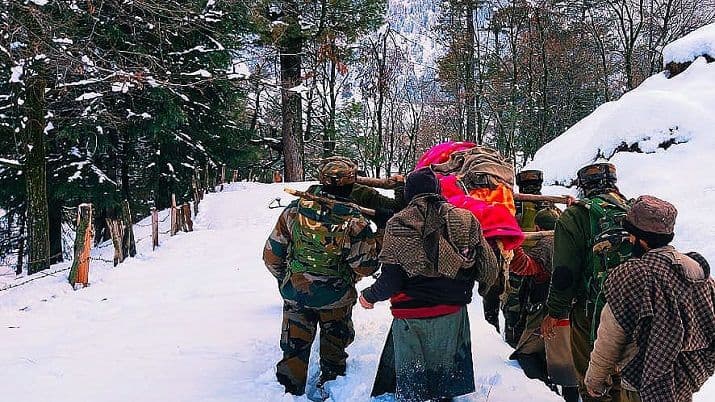भारतीय सैनिकांनी गुडघाभर बर्फातून २ किलोमीटर चालत गरोदर महिलेला हॉस्पिटलपर्यंत पोचवलं...