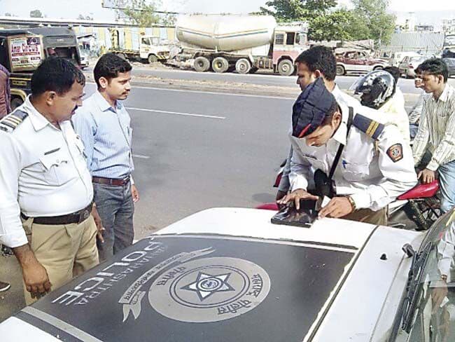 आता वाहनांची कागदपत्रं ठेवा घरी : पोलीसांना दाखवा मोबाईल !