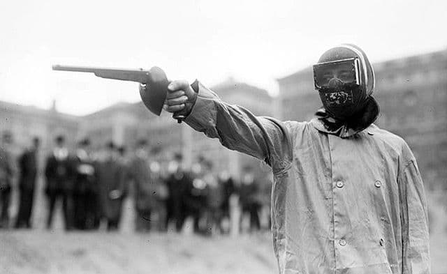 एकमेकांवर गोळ्या झाडणे हा ऑलिंपिकमध्ये खेळ होता? ऑलिंपिकच्या इतिहासातील हा अज्ञात किस्सा वाचा!!