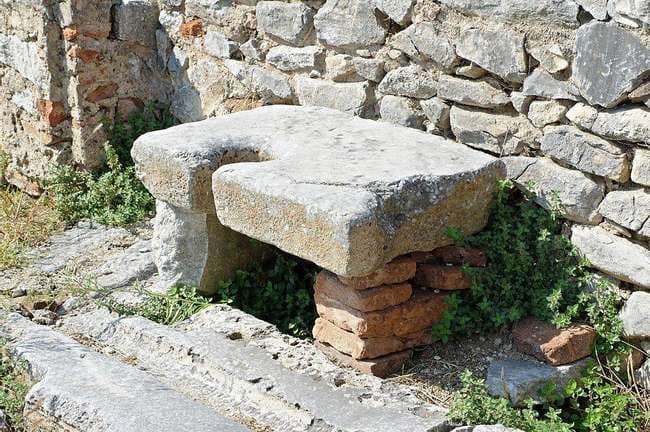 शौचालय वापरण्याची सुरूवात कधीपासून झाली? पूर्वीची शौचालये आणि आजची शौचालये