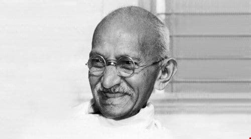 9. गांधीजींच्या जवळ नेहमी दातांची एक कवळी असायची जी ते आपल्या कापडात बांधून ठेवायचे. ही कवळी ते फक्त जेवताना तोंडात घालायचे.