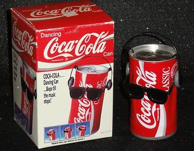 २५. चष्म्याच्या किंवा गॉगलच्या काचा साफ करण्यासाठी त्यावर थोडा कोक शिंपडून कोरड्या फडक्याने पुसा. नंतर चिकटपणा घालवण्यासाठी परत एकदा पाण्याने साफ करून फडक्याने पुसून घ्या.