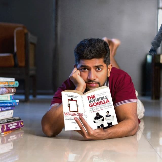 पुस्तकं वाचायला वेळ नाही? अमृत देशमुखला व्हॉटसऍप करा आणि वाचनाचा आनंद लुटा..