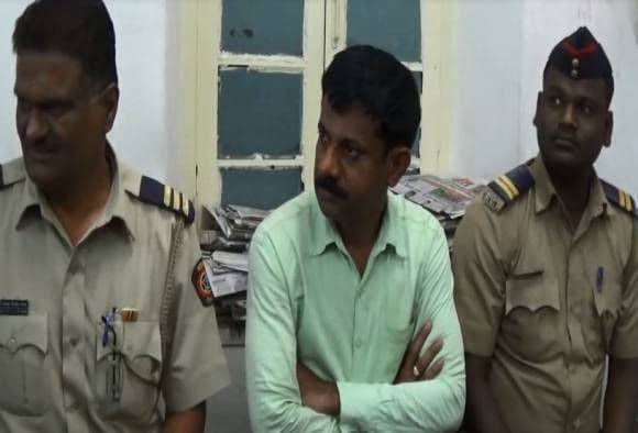 घ्या आता.. लाच म्हणून हा अधिकारी मागतोय २०००च्या नव्या नोटा !!