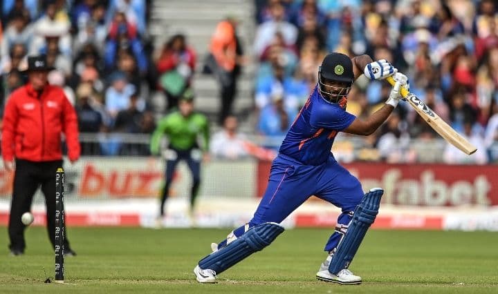 "भाऊ तु आता रिटायरमेंट घे.." संजू सॅमसनवर दुर्लक्ष केल्याने भडकले चाहते, दिल्या अशा प्रतिक्रीया...