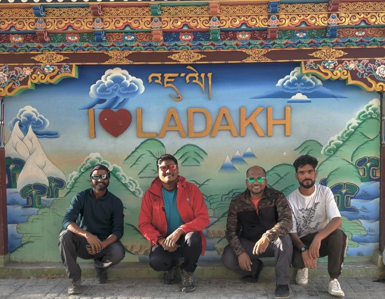 भारताचा ७६ वा स्वातंत्र्यदिन- युटी कांग्री या ६०७० मीटर उंच शिखरावरती ७६ भारतीय ध्वजांचं ध्वज-तोरण !!!