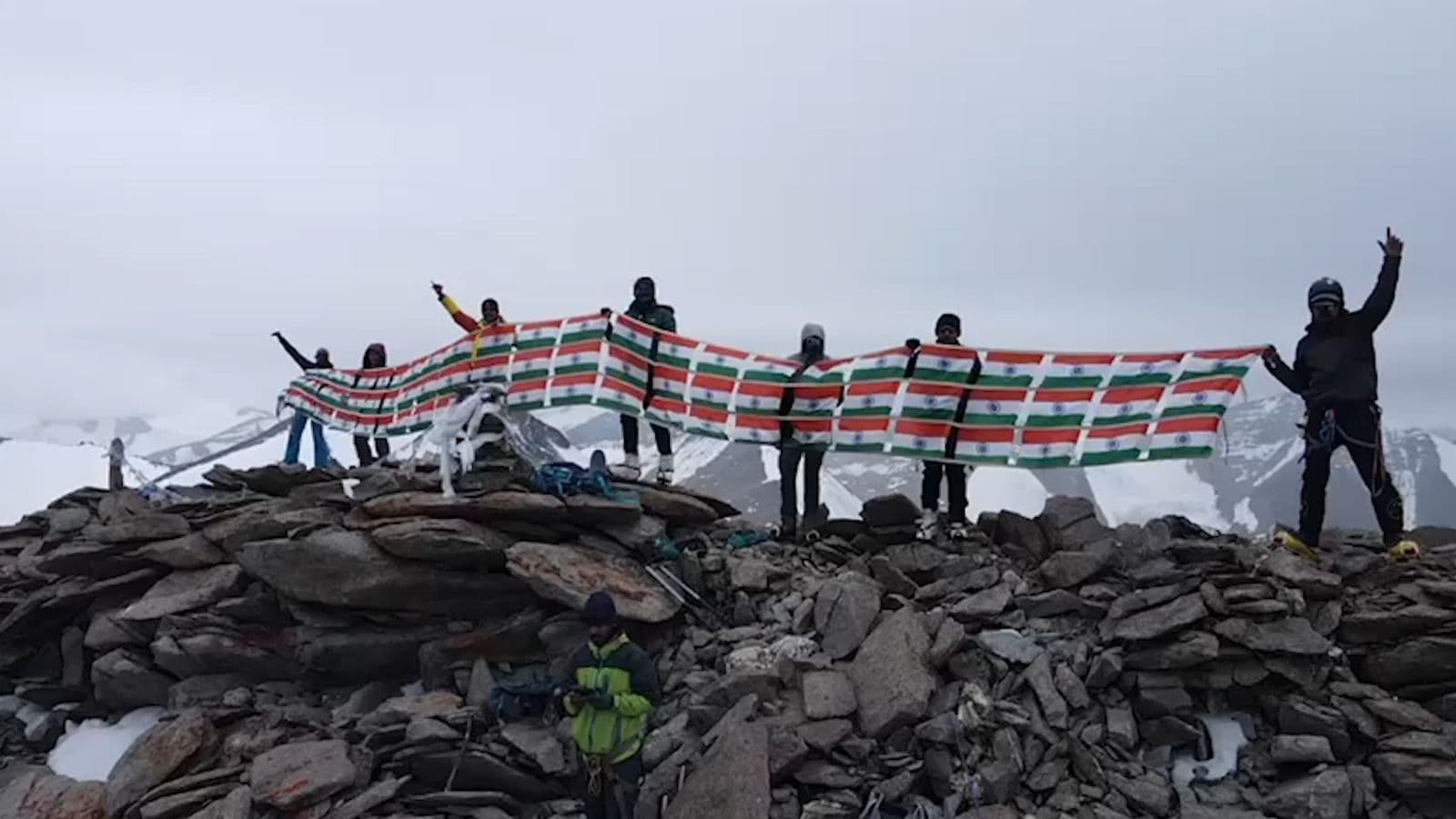 ६०७० मीटर उंच गिरीशिखरावर भारताचा स्वतंत्रता दिवस साजरा केला !!