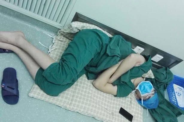 वायरल झाला जमिनीवर झोपलेल्या डॉक्टरचा फोटो...