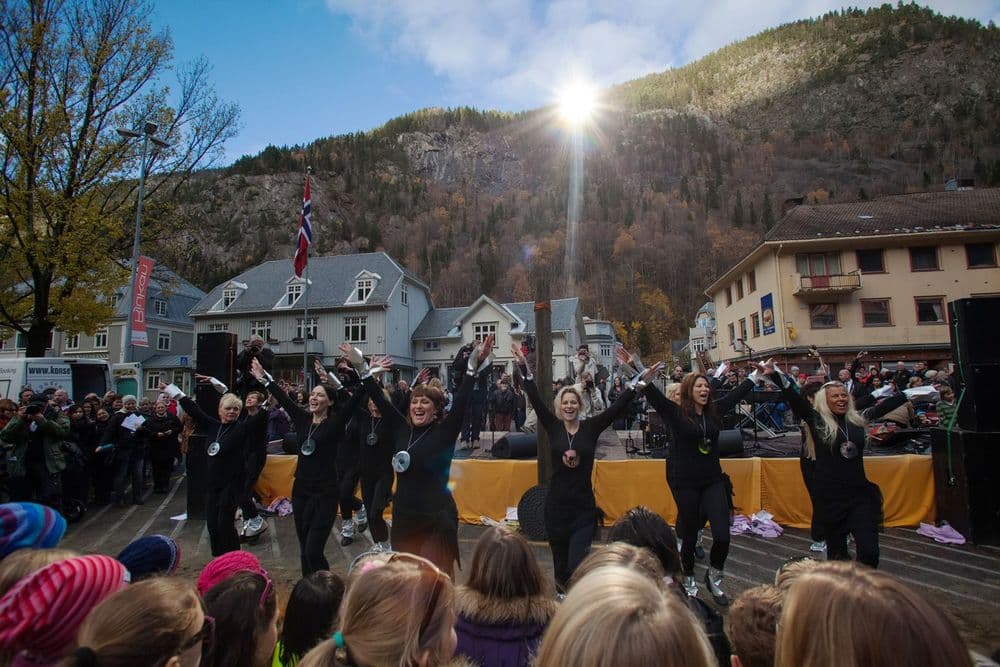 तंत्रज्ञानाच्या मदतीने त्यांनी उजळवलं सहा महिने अंधारात बुडणारं गाव!!