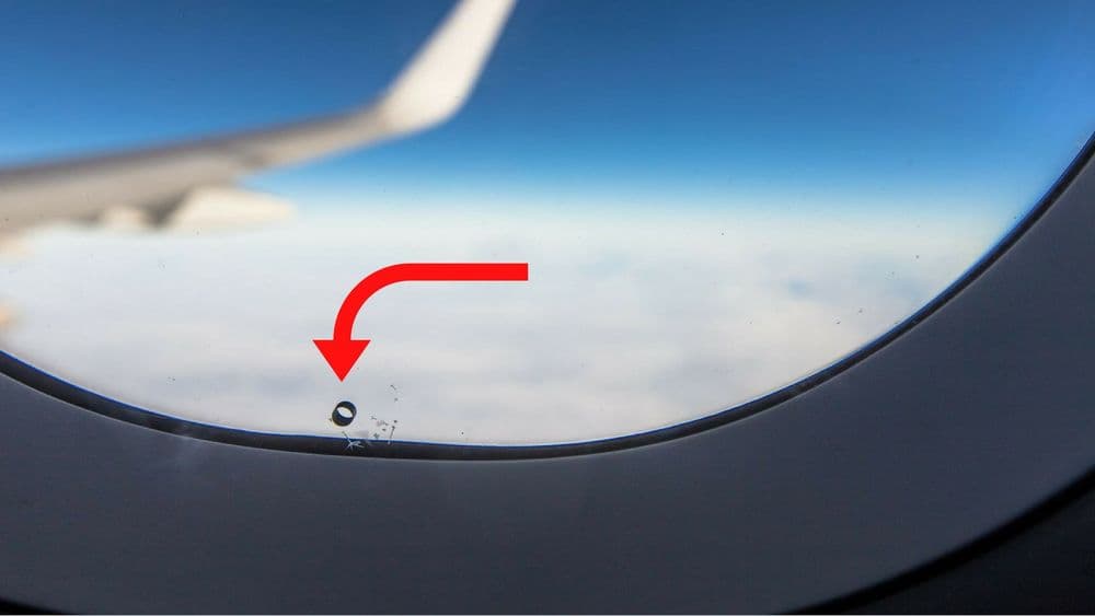 विमानाच्या खिडक्यांना असलेल्या या छिद्रामागाचे लॉजिक पटकन वाचून घ्या बरे !!