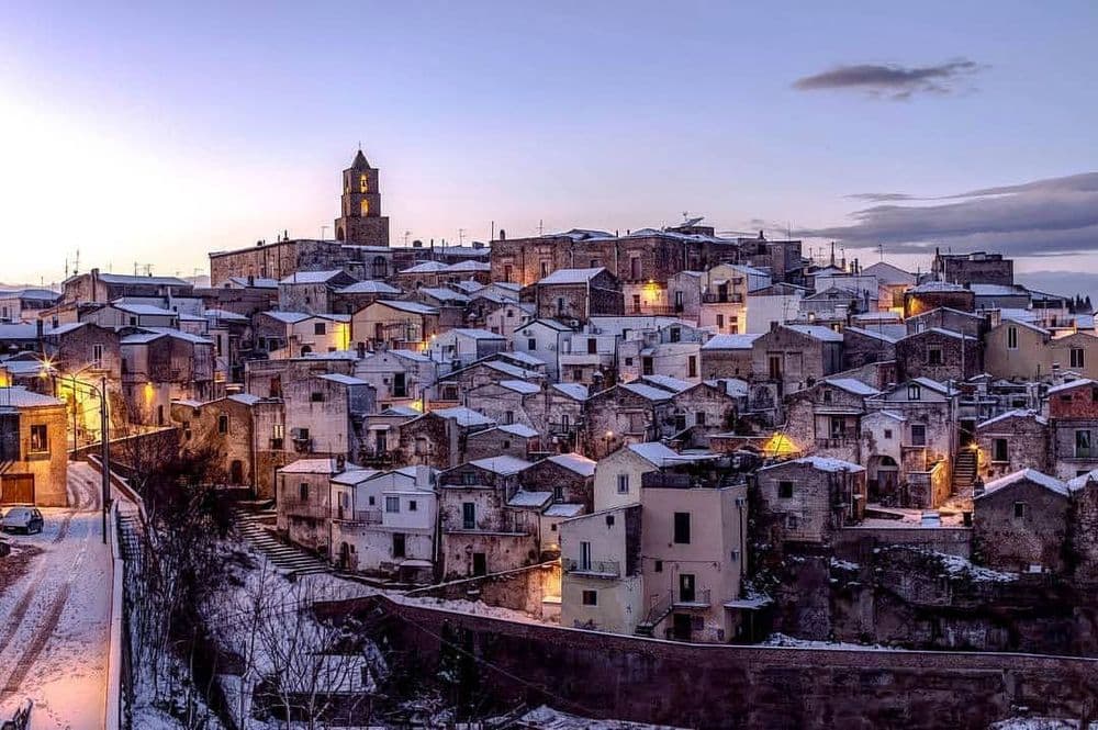 इटलीच्या या सुंदर गावात ३ महिने मोफत रहा...पूर्ण कराव्या लागतील या ३ अटी !!!