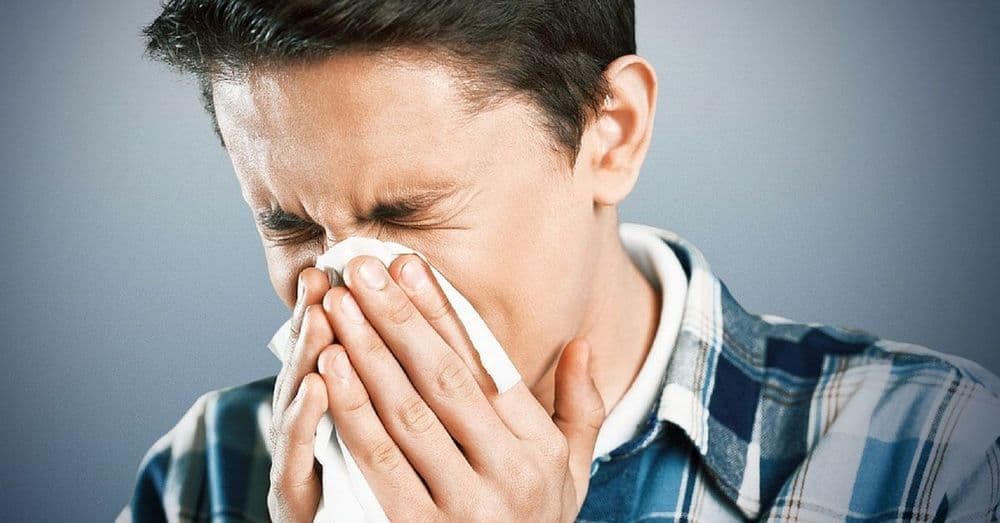 सर्दी झाल्यावर नाक शिंकरणं आरोग्यास अपायकारक ?? वाचा त्यामागचं शास्त्रीय कारण !!