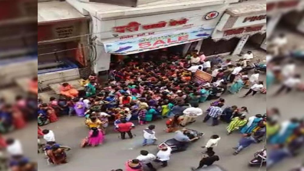 साडीचा सेल बंद करण्यासाठी चक्क पोलिसांना बोलावण्यात आलं ? नेमकं काय घडलं तिथे ??