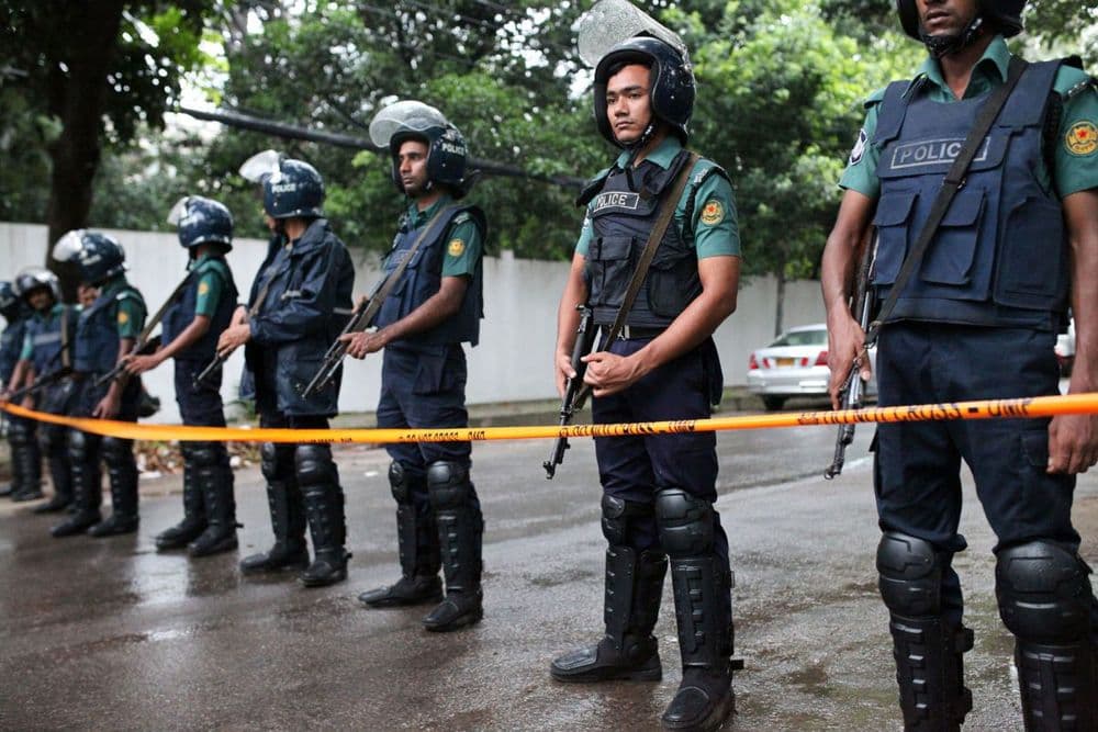 बांगला देशात पुन्हा एकदा अतिरेक्यांचे थैमान ! प्रार्थनेसाठी एकत्र आलेल्या जमावावर हल्ला !!