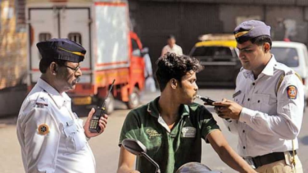 नवे मोटार वाहन कायदे वाचले का? आता कायदा मोडणं खिसा किती हलका करेल पाहा..