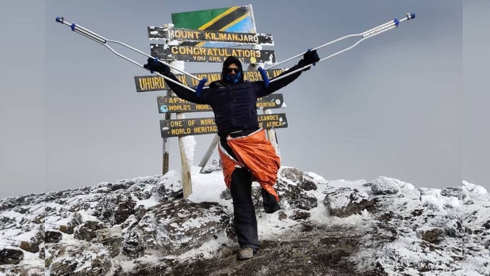 वयाच्या ९ व्या वर्षी पाय गमावणाऱ्या पठ्ठ्याने आफ्रिकेचं सर्वात उंच शिखर सर केलंय !!