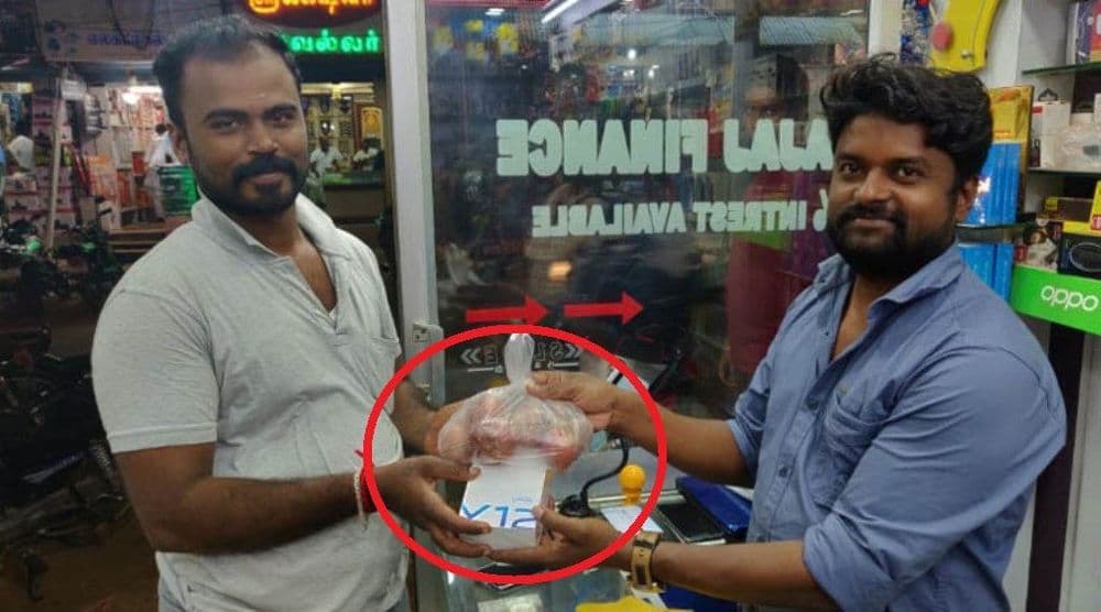 एका मोबाईल फोनवर एक किलो कांदे फ्री ? कुठे सुरु आहे ही स्कीम ?