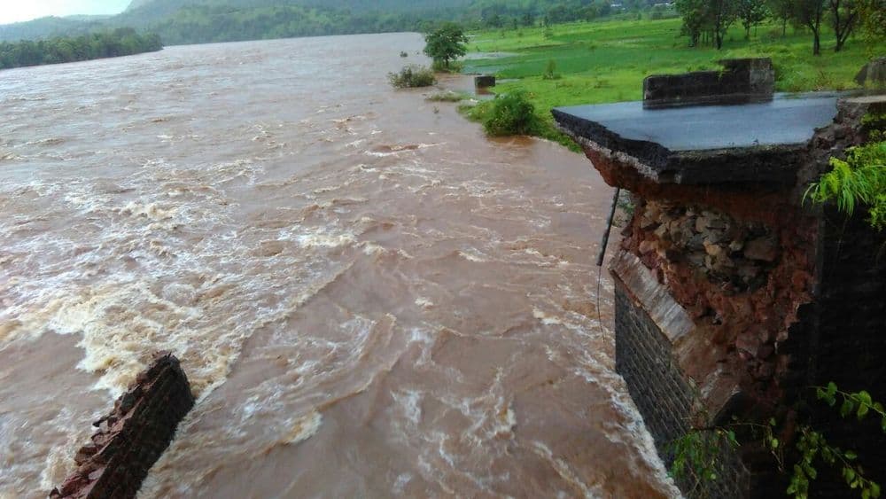 फोटो आणी व्हिडियो: महाड पूल दुर्घटना