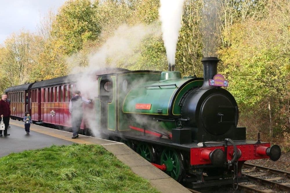 जगातील सर्वात जुनी रेल्वे अजूनही चालू आहे? किती जुनी आहे आणि कुठून कुठेपर्यंत जाते?