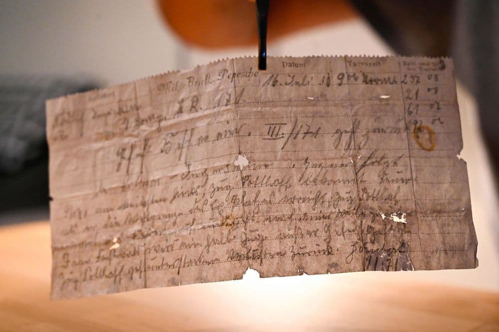 जर्मन सैनिकाने कबूतराकडून संदेश पाठवला आणि तो १००वर्षांनंतर मिळाला आहे!!