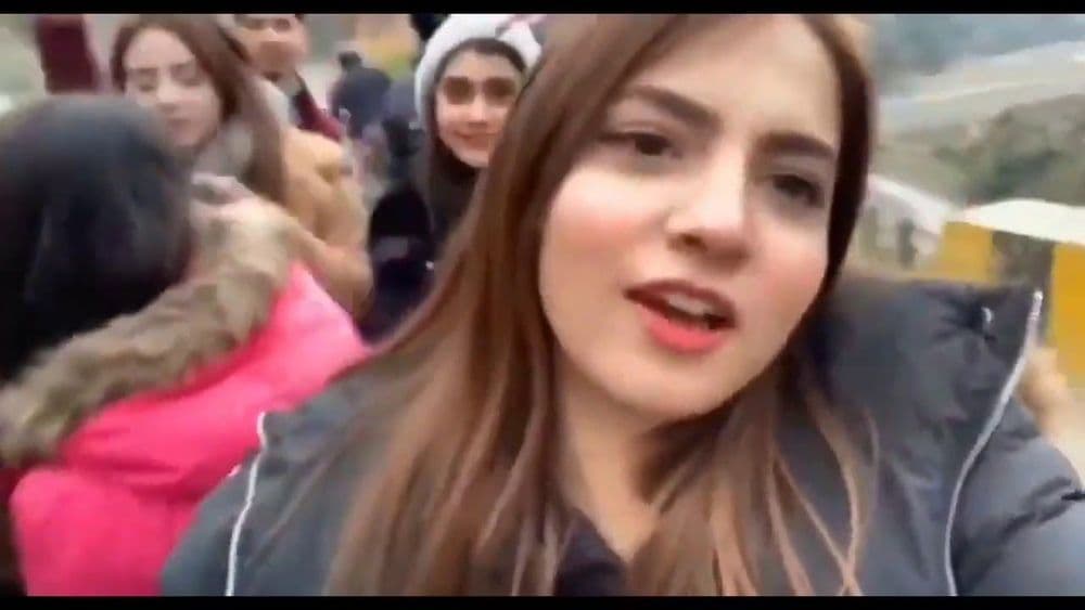 पॉवरी हो रही हैं: हा व्हायरल ट्रेंड काय आहे?? व्हिडीओत दिसणारी ती मुलगी कोण आहे?