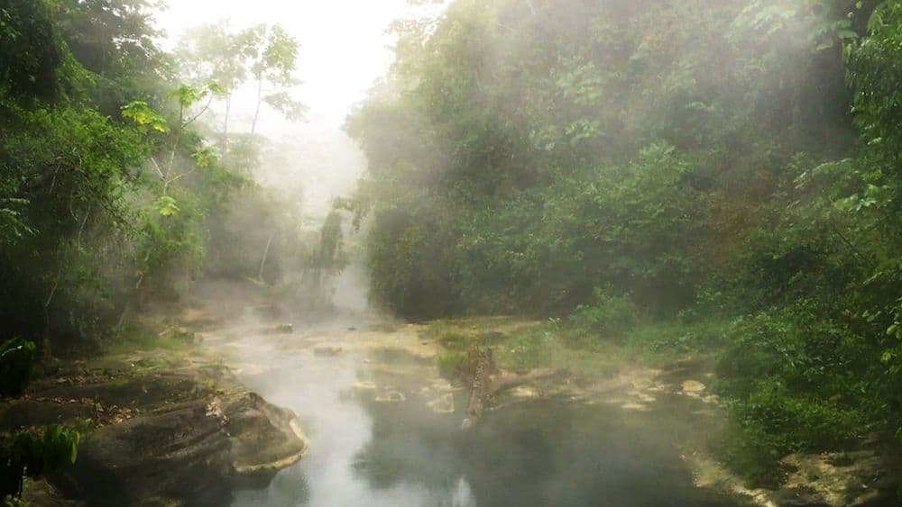 अॅमेझॉन खोर्यातल्या अनेक चमत्कारापैकी एक : उकळत्या पाण्याची नदी
