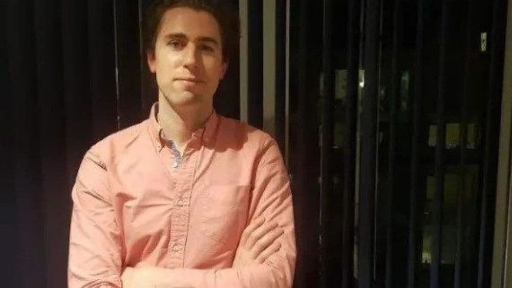 रांगेत उभे राहण्याचे काँट्रॅक्ट घेणारा हा माणूस रोज काय कमावतो ते बघा !